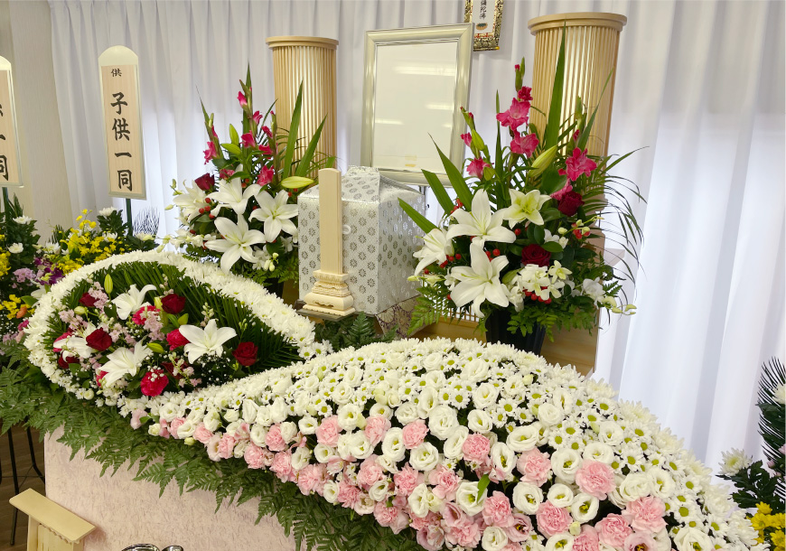 お葬式の生花祭壇